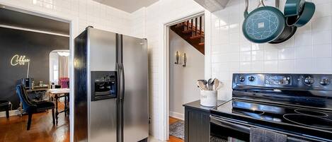 Réfrigérateur, micro-ondes, four, plaque de cuisson