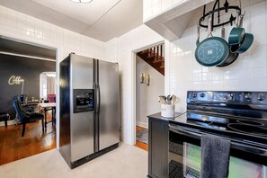Een koelkast, een magnetron, een oven, een kookplaat
