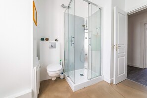 Douche, serviettes fournies