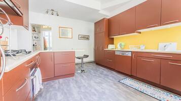 Réfrigérateur, micro-ondes, four, lave-vaisselle