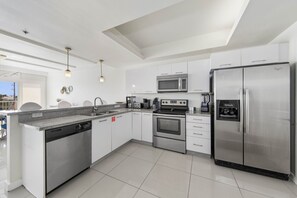 Geladeira, micro-ondas, fogão, cooktop