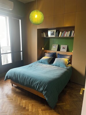 2 bedrooms, iron/ironing board, WiFi, bed sheets - 1ere ligne vieux port fully renovated two-bedroom apartment (Marseille)