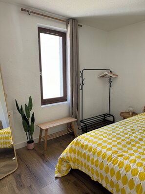 2 habitaciones, tabla de planchar con plancha y cuna de viaje 