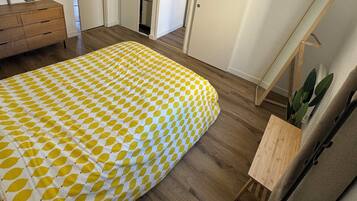 2 slaapkamers, een strijkplank/strijkijzer, reisbedje, gratis wifi