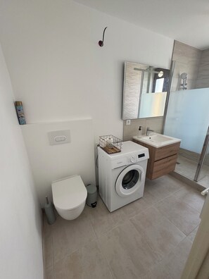 Haartrockner, Handtücher, Seife, Toilettenpapier