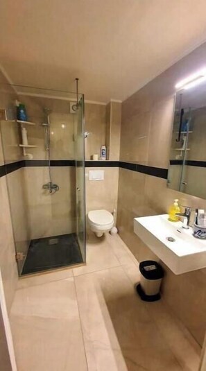 Een haardroger, handdoeken, zeep, toiletpapier