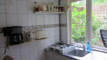 Refrigerador, microondas, cafetera y tetera y tostadora