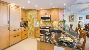 Geladeira, micro-ondas, cooktop, lava-louças
