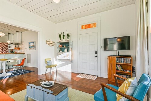 Eccentric Cozy Home - 3 min walk to the Beach