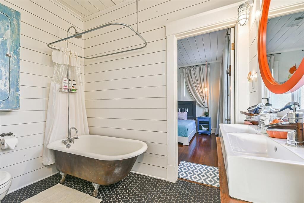 Serviettes fournies, savon, shampooing, papier de toilette