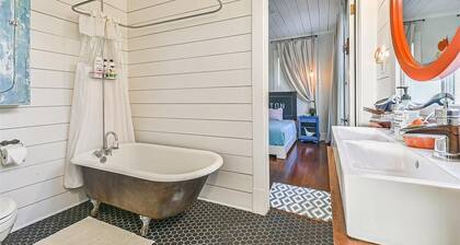 Eccentric Cozy Home - 3 min walk to the Beach
