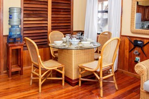 Deluxe-Apartment, mit Bad, Strandblick (One Bedroom ) | Speisen