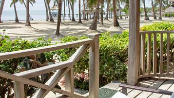 Condo Deluxe, baño en la habitación, vista a la playa (One Bedroom ) | Vista del balcón