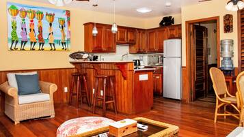 Deluxe Condo, Ensuite, Beach View (One Bedroom ) | Lounge