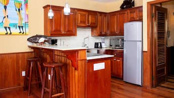 Deluxe Condo, Ensuite, Beach View (One Bedroom ) | Shared kitchen | Coffee/tea maker
