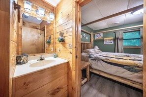 2 chambres, fer et planche à repasser, lit parapluie, Wi-Fi gratuit