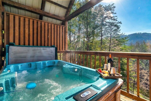 Outdoor spa tub - Mountain-View Cabin with Hot Tub, Deck & BBQ (Pigeon Forge)