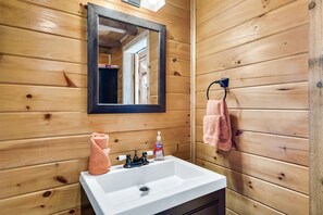 Hair dryer, towels - Mountain-View Cabin with Hot Tub, Deck & BBQ (Pigeon Forge)