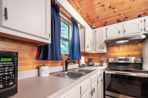 Fridge, microwave, oven, stovetop - Mountain View Cabin with Deck Hot Tub & Fire Pit (Sevierville)