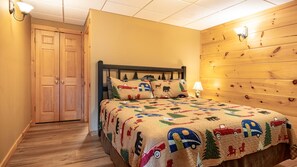 4 habitaciones, escritorio y tabla de planchar con plancha 