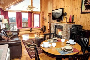 Smart TV, fireplace, video games, offices - Smoky Cabin Near Dollywood · Hot Tub & Pool Table (Sevierville)
