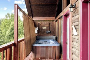 Outdoor spa tub - Smoky Cabin Near Dollywood · Hot Tub & Pool Table (Sevierville)