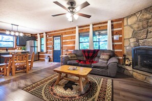 Smart TV, fireplace, offices - Views, King & Sofa bed, Hot tub, Firepit and Deck (Sevierville)