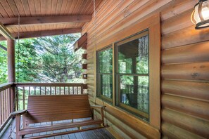 Property grounds - Pigeon Forge Family Cabin with Games & Hot Tub (Pigeon Forge)