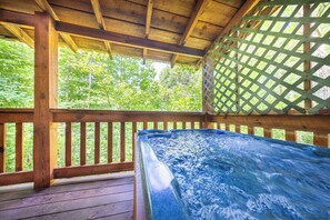 Outdoor spa tub - Smoky Mountain-View Cabin with Hot Tub & Firepit (Sevierville)