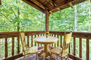 Outdoor dining - Smoky Mountain-View Cabin with Hot Tub & Firepit (Sevierville)