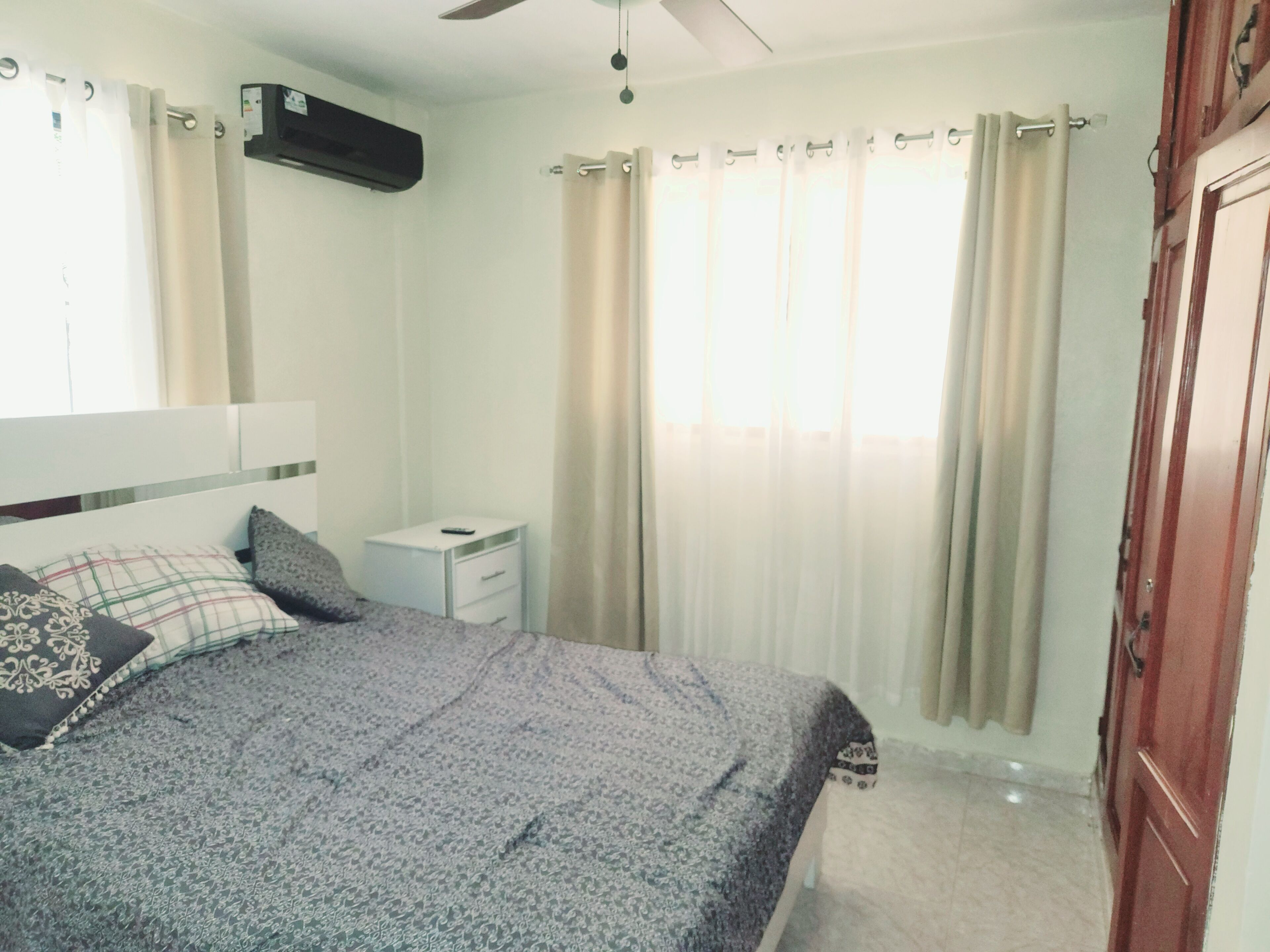 3 عدّة غرف نوم ومكواة/لوح كي وواي فاي وملاءات أسرّة