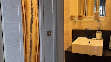 Casa, 1 quarto, vista para a cidade | Banheiro