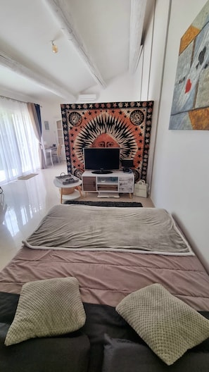 Schreibtisch, Bügeleisen/Bügelbrett, Bettwäsche