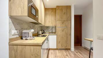 Een koelkast, een magnetron, een oven, een vaatwasser