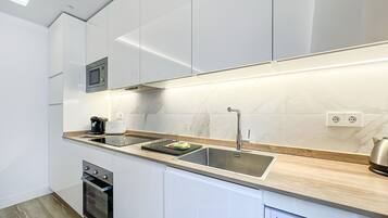 Een koelkast, een microgolfoven, een oven, een vaatwasser