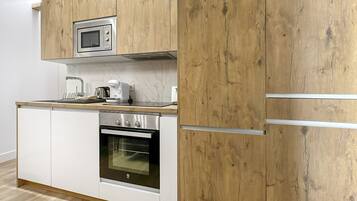 Een koelkast, een microgolfoven, een oven, een vaatwasser