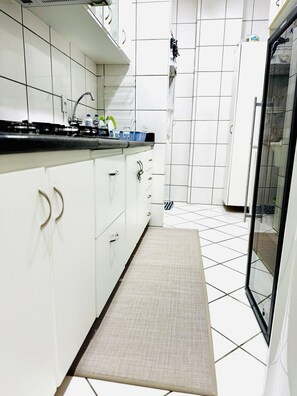 Familienapartment | Eigene Küche | Kochgeschirr/Geschirr/Besteck, Esstisch