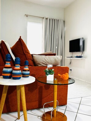 Familie appartement | Woonruimte | Een 38-inch smart-tv met digitale zenders, Netflix en streamingdiensten