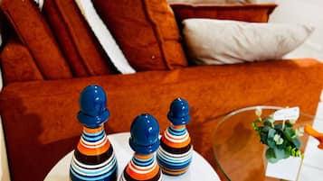 Appartement Familial | Coin séjour | TV connectée de 38 pouces avec chaßnes numériques, Netflix