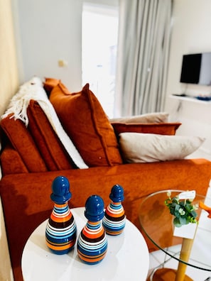 Appartement Familial | Coin séjour | TV connectée de 38 pouces avec chaßnes numériques, Netflix