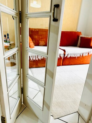 Apartamento família | Área de estar | Smart TV 38 polegadas com canais digitais, Netflix