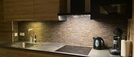 Een magnetron, een kookplaat, een vaatwasser