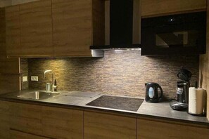 電子レンジ、コンロ、食器洗い機、コーヒー / ティーメーカー