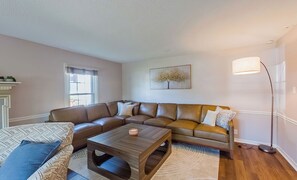 TV, fireplace, stereo - Upscale Home with Heated Inground Pool 15 mins to Knoebels (Edgewood)