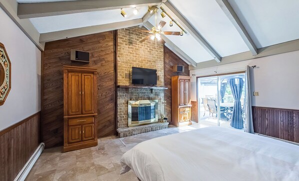 4 bedrooms, desk, iron/ironing board, WiFi