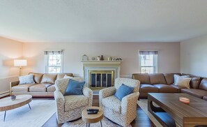 TV, fireplace, stereo - Upscale Home with Heated Inground Pool 15 mins to Knoebels (Edgewood)