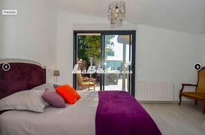 Tabla de planchar con plancha, acceso a internet y ropa de cama 