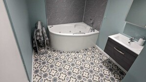 Jetted tub, hair dryer, towels, soap - Spacious Apartment with Private Terrace (Newtownards)