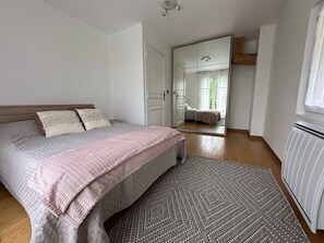 4 bedrooms, iron/ironing board, free WiFi, bed sheets