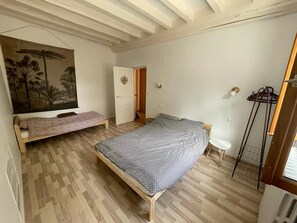 3 bedrooms, WiFi, bed sheets - Country house with swimming pool  (Bessé-sur-Braye)